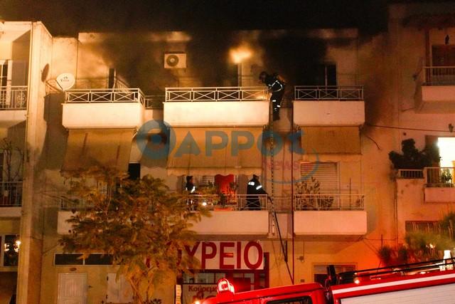 Διώροφη κατοικία τυλίχθηκε στις φλόγες στο κέντρο της Καλαμάτας (φωτογραφίες και βίντεο)