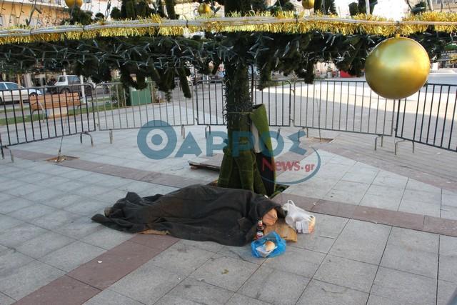 Άστεγος στο  Χριστουγεννιάτικο δέντρο της Καλαμάτας (φωτογραφίες και βίντεο)