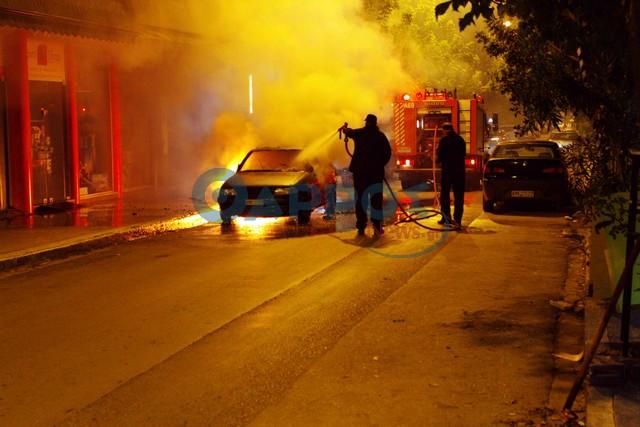 Φωτιά ξέσπασε σε αυτοκίνητο στην Καλαμάτα (φωτογραφίες)