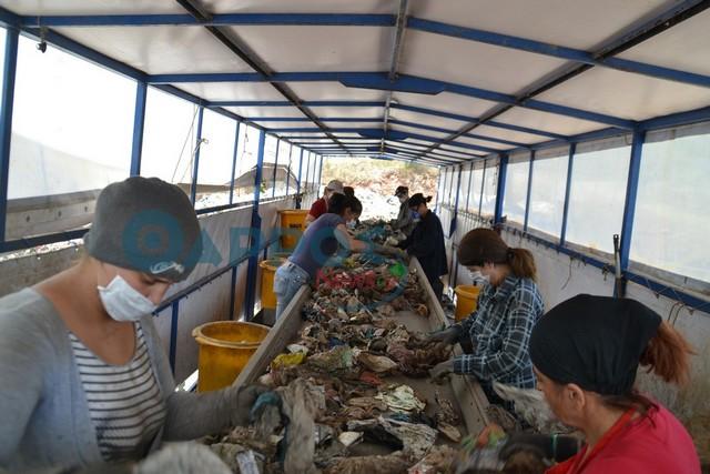 Απομακρύνονται τα σκουπιδοδεμάτια  από τη Μαραθόλακκα, όμως… (Φωτογραφίες και βίντεο)