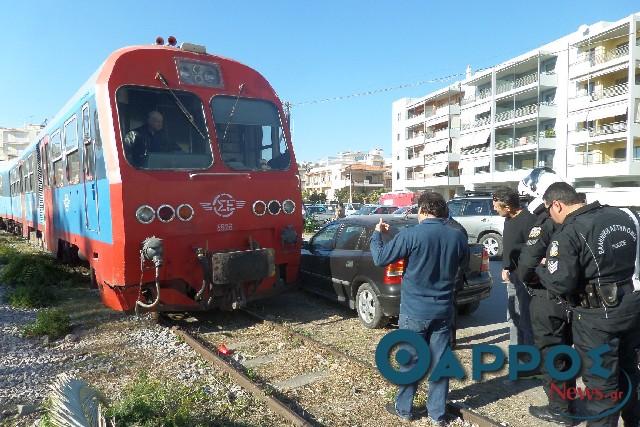 Τρένο τράκαρε με αυτοκίνητο στο κέντρο της Καλαμάτας (φωτογραφίες)