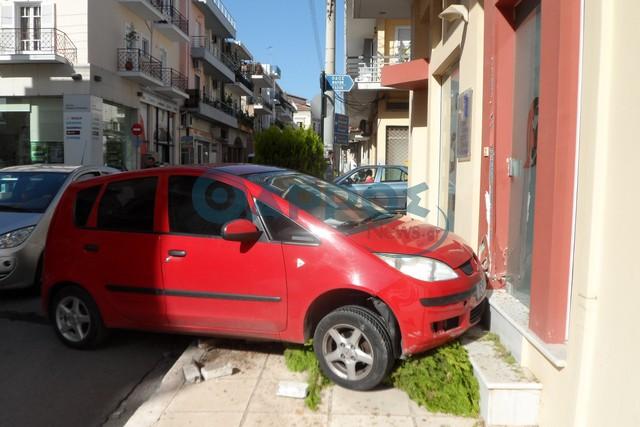 Αυτοκίνητο έπεσε σε τοίχο καταστήματος στην Καλαμάτα μετά από σύγκρουση με άλλο όχημα! (φωτογραφίες)