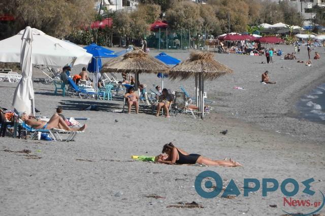 «Μικρό Καλοκαίρι» στην Καλαμάτα ,ο κόσμος κατέκλυσε την  παραλία (φωτογραφίες)