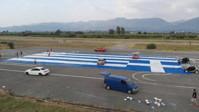 Τεράστια ελληνική σημαία 1500 τ.μ. ορατή απ’ όλη την Καλαμάτα (φωτογραφίες)