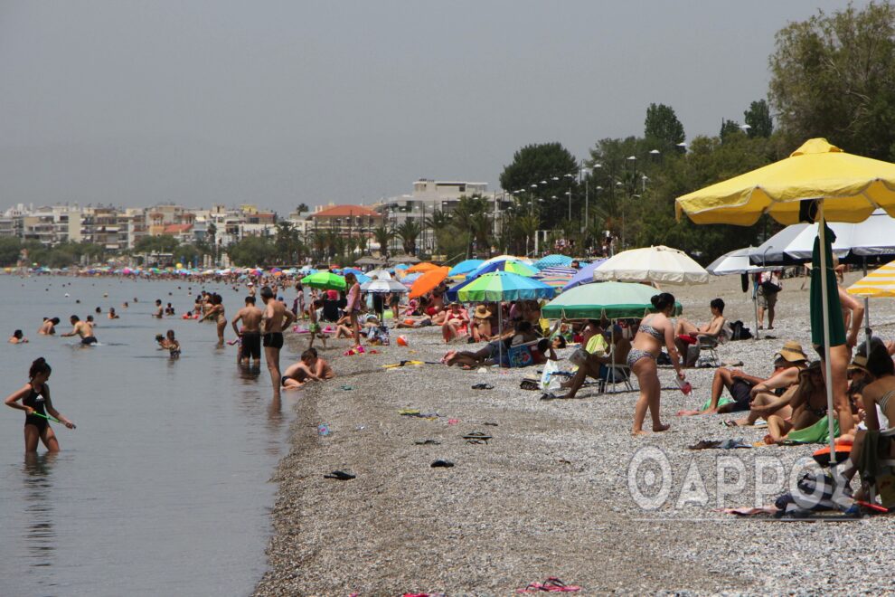 Χιλιάδες κόσμου κατέκλυσαν τις παραλίες της Καλαμάτας για να δροσιστούν από τον καύσωνα! (φωτογραφίες)