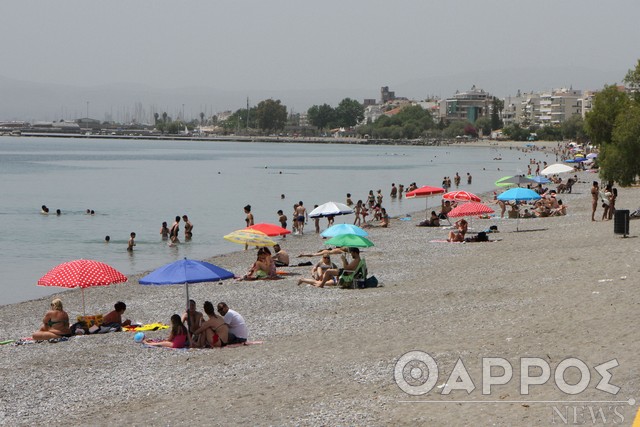 Εκατοντάδες Καλαματιανοί πήραν τον εξοπλισμό τους και πήγαν παραλία