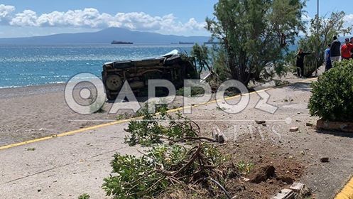 «Βανάκι» εκτός ελέγχου, «προσγειώθηκε» στην παραλία της Καλαμάτας (φωτογραφίες)