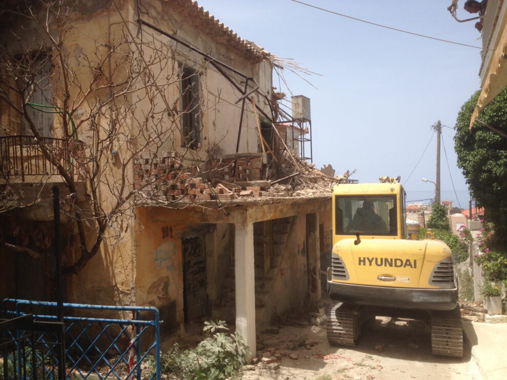Κυπαρισσία: Επιτέλους άρση επικινδυνότητας σε  παλιά οικία στα «σκαλάκια Μπαρτζελιώτη»