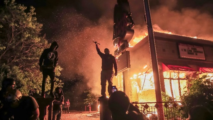 Σε κατάσταση έκτακτης ανάγκης η Μινεσότα μετά τις ταραχές για το θάνατο του Τζορτζ Φλόιντ