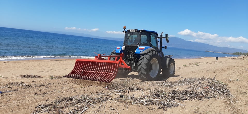 Μηχάνημα καθαρίζει τη Δυτική Παραλία