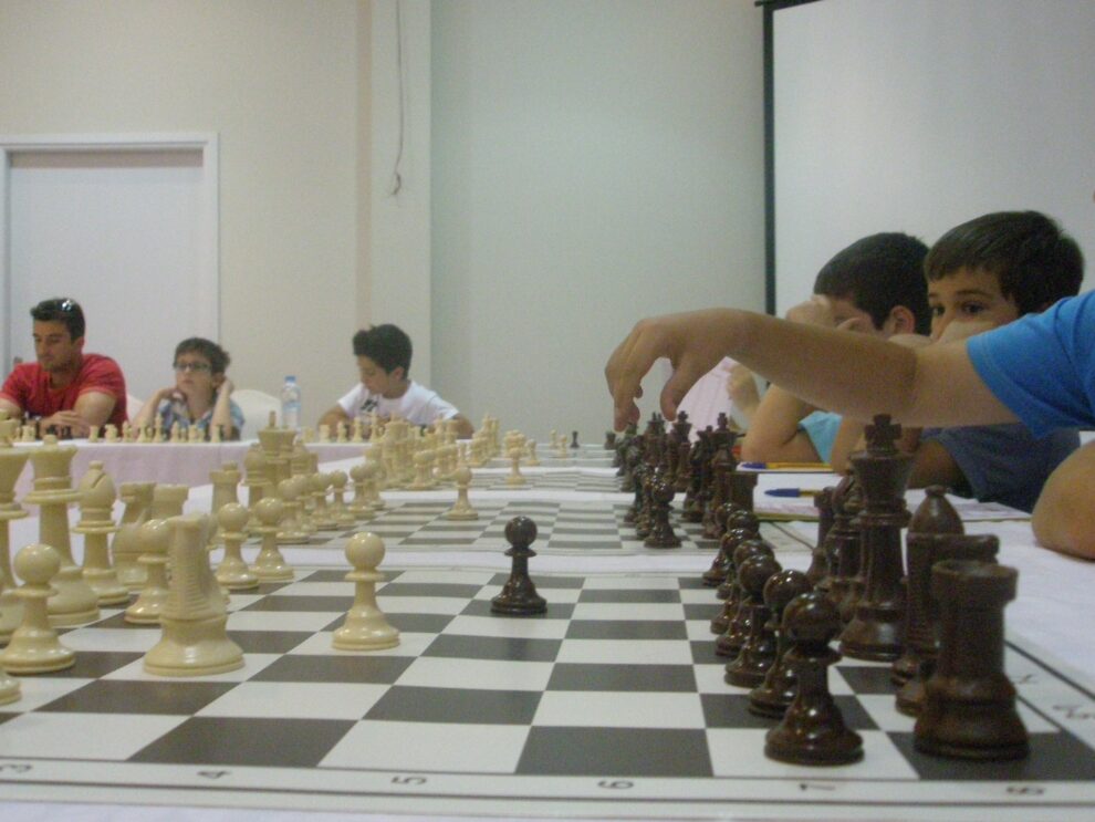 Ξεκίνησαν με όλα τα μέτρα ασφάλειας και τα δια ζώσης σκακιστικά μαθήματα στον ΝΟ Καλαμάτας