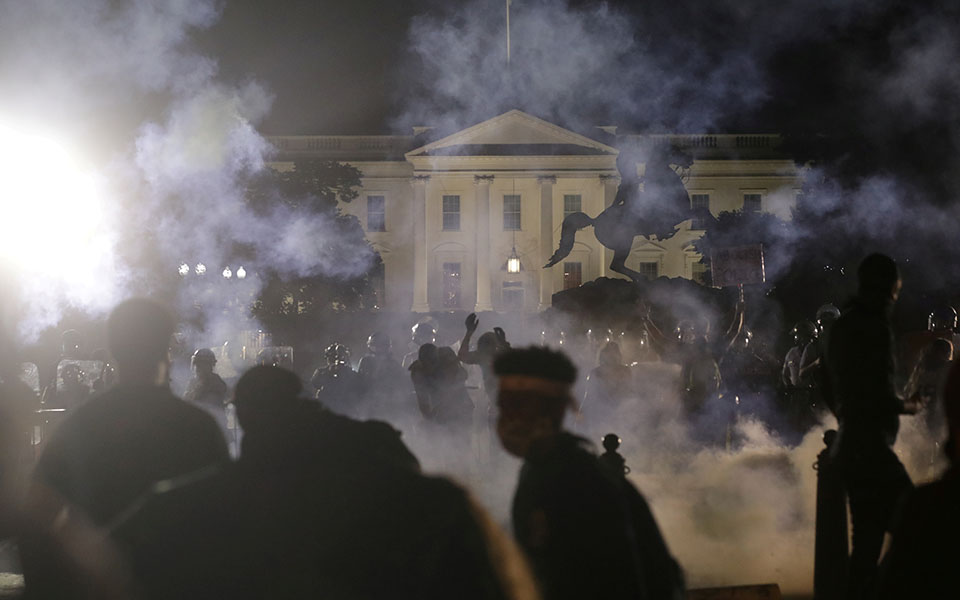 Δακρυγόνα στον Λευκό Οίκο – Σε καταφύγιο που χρησιμοποιείται για τρομοκρατικές επιθέσεις φυγαδεύτηκε ο Τραμπ