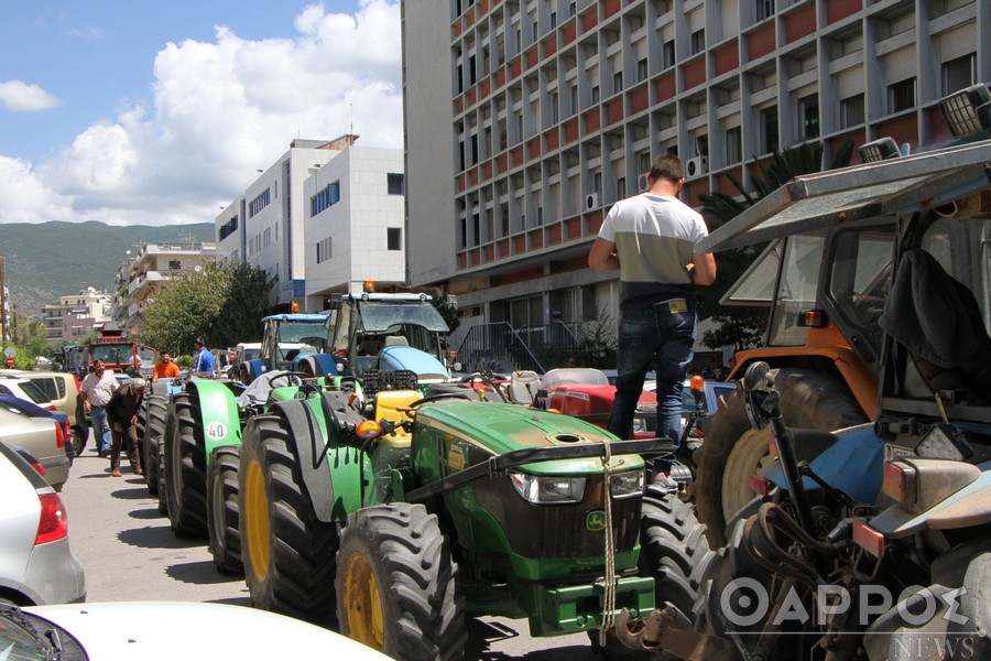 Πατατοπαραγωγοί και ελαιοπαραγωγοί «γέμισαν»  με τρακτέρ τους δρόμους της Καλαμάτας