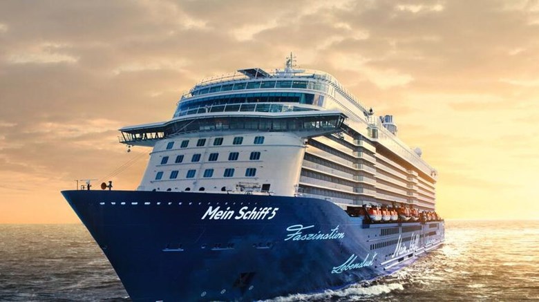 Το επιβλητικό ”MEIN SCHIFF 5” ανοιχτά της Καλαμάτας για να αποβιβαστεί ασθενής