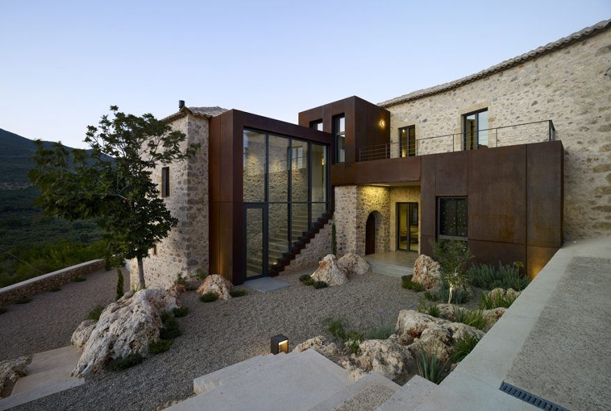 Rusted Mill House: Η εντυπωσιακή βίλα της Engel & Völkers στη Μεσσηνιακή Μάνη