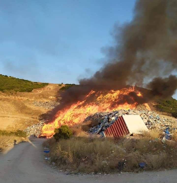 Φωτιά στον παράνομο σκουπιδότοπο Αλιμακίου – Τοξικό νέφος στην περιοχή