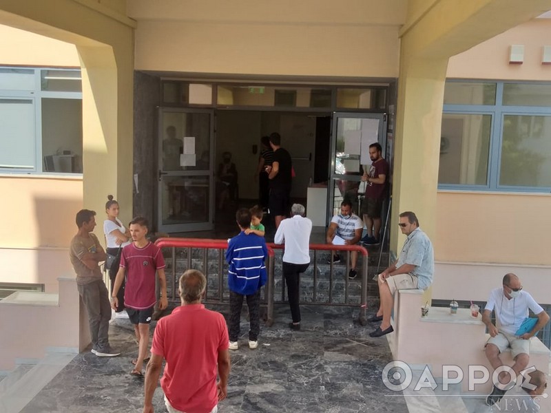 Έσπασαν την πόρτα του δημαρχείου Καλαμάτας – Ένταση ξανά «περιμένοντας» για το ΚΕΑ (φωτογραφίες)