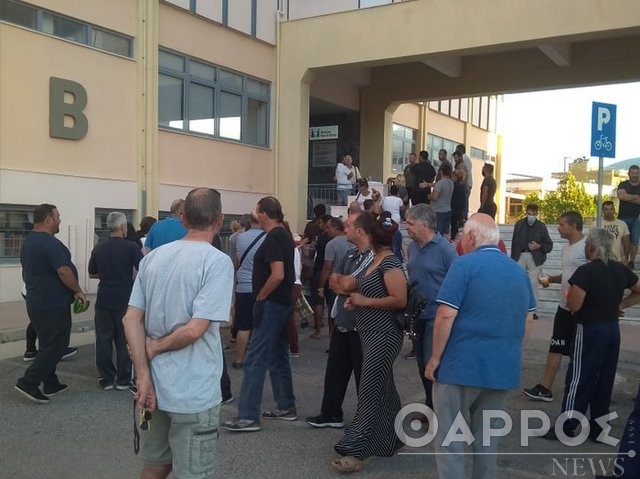 Καλαμάτα: Από τις 5 το πρωί ουρές και ένταση στο δημαρχείο για το ΚΕΑ