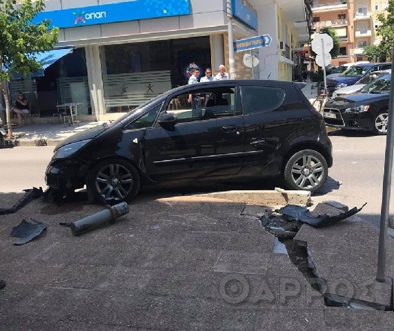 Σφοδρή σύγκρουση οχημάτων στη Φιλελλήνων