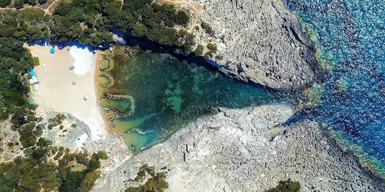 Γλώσσα: Η ομορφότερη φυσική πισίνα της Μεσσηνίας από ψηλά!