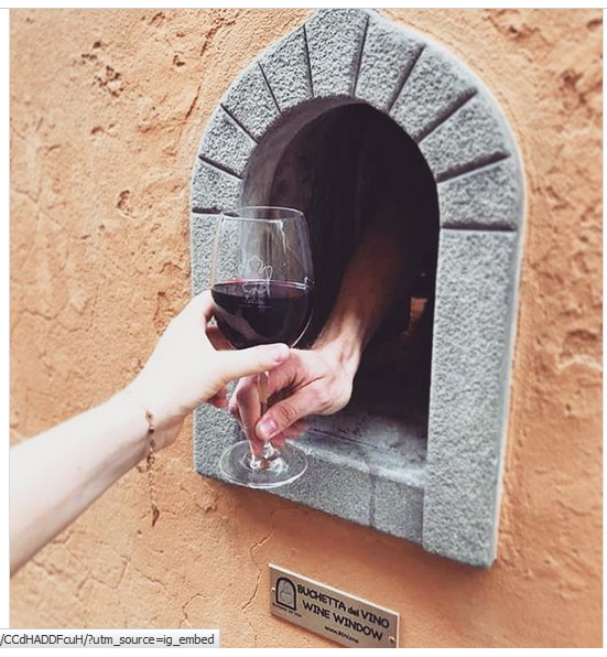 Buchette del Vino: Η Ιταλία άνοιξε ξανά τα «παράθυρα κρασιού», 400 χρόνια μετά την πανούκλα