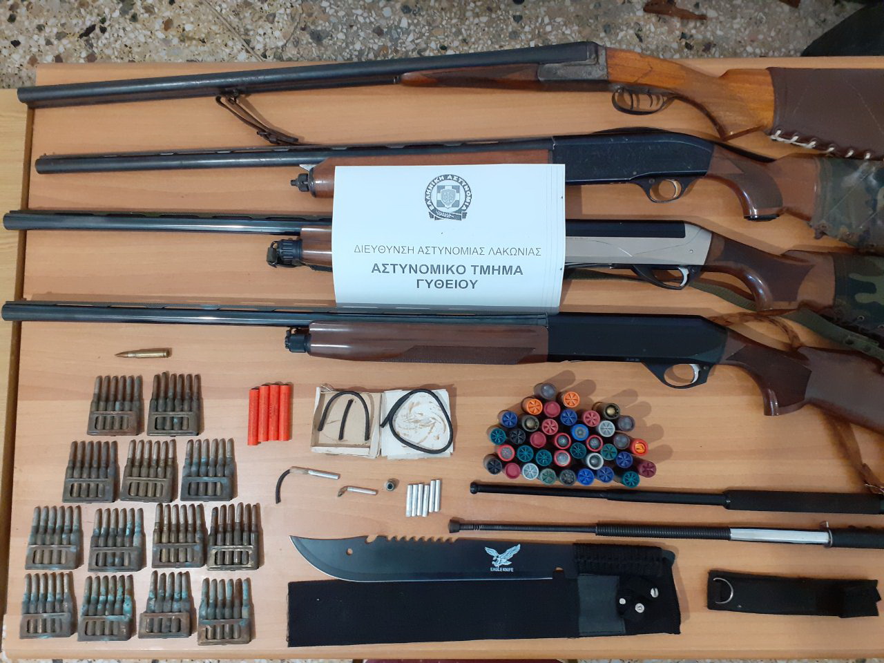Οπλοστάσιο και εκρηκτικά έκρυβε 52χρονος  στο σπίτι του στη Μάνη