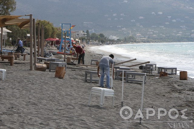 Παραλία Καλαμάτας: Τρέχουν οι επαγγελματίες να μαζέψουν ξαπλώστρες και ομπρέλες