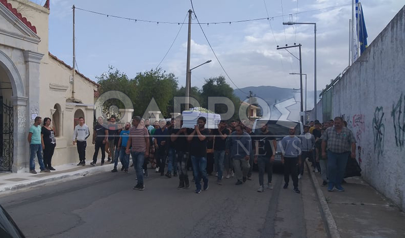 Αυτή την ώρα η κηδεία του 18χρονου Ρομά.