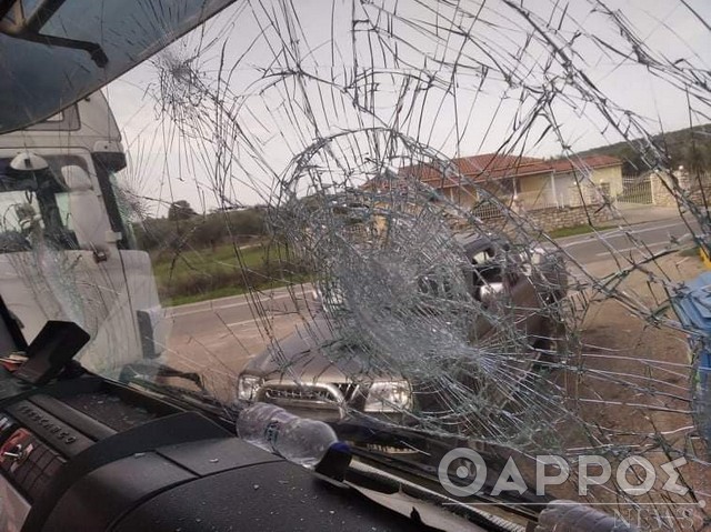 Ρομά έσπασαν  απορριμματοφόρο του Δήμου Μεσσήνης – Κινδύνευσαν υπάλληλοι (φωτογραφίες)