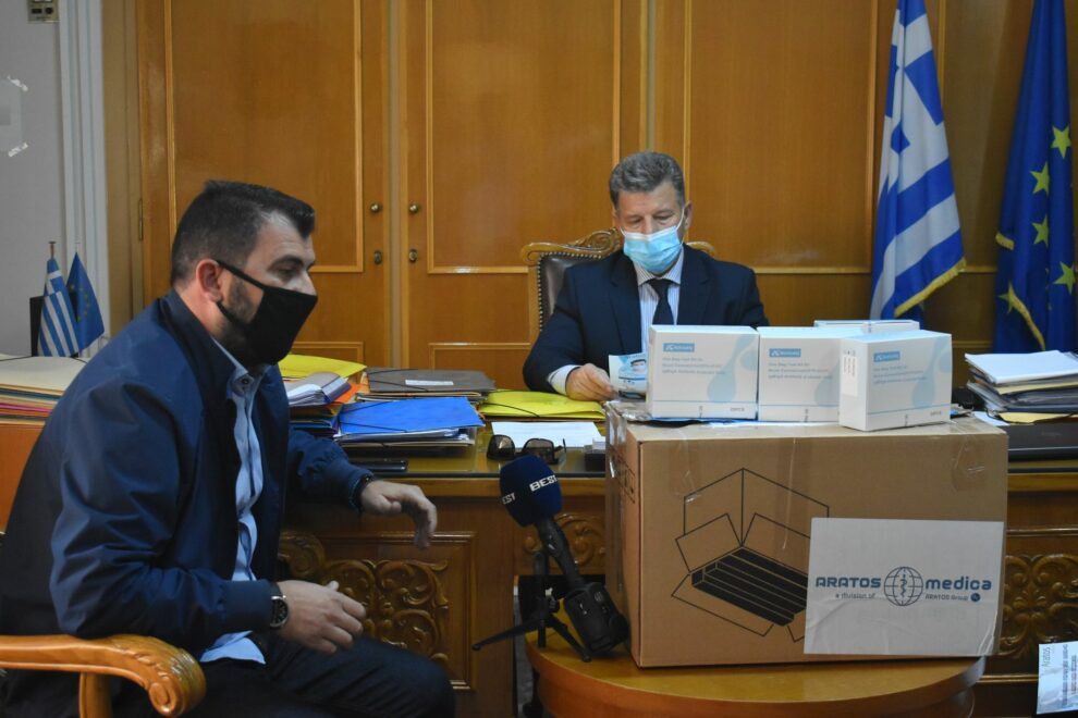 Ο Στάθης Αναστασόπουλος παρέδωσε στον πρόεδρο της ΕΠΣ Μεσσηνίας Rapid test