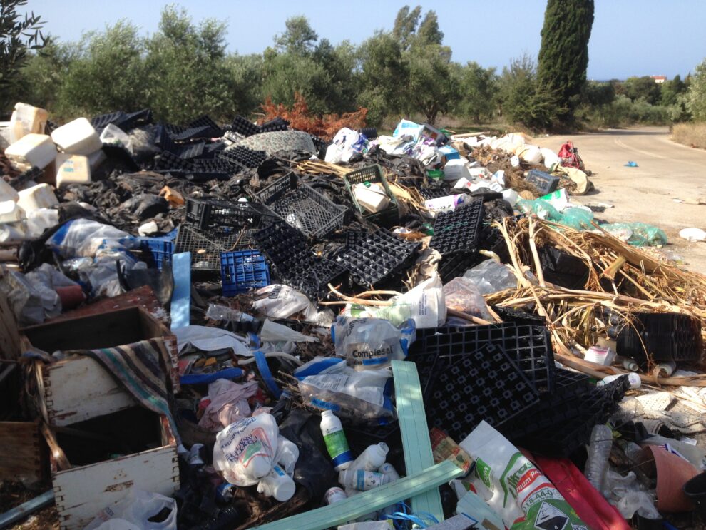 Παράνομος σκουπιδότοπος στο δρόμο για το Στόμιο…