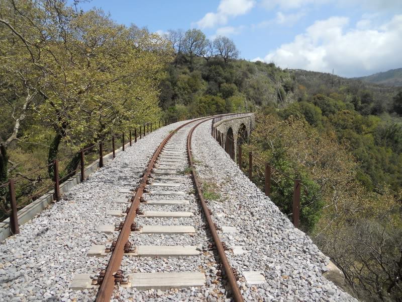 Ευκλής Καλαμάτας: Περπατά πάνω στις ράγες του τραίνου στην αρκαδική γη