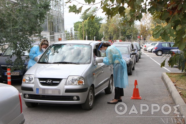 «Ουρές» αυτοκινήτων για “drive –  through” τεστ κορωνοϊού στην Καλαμάτα