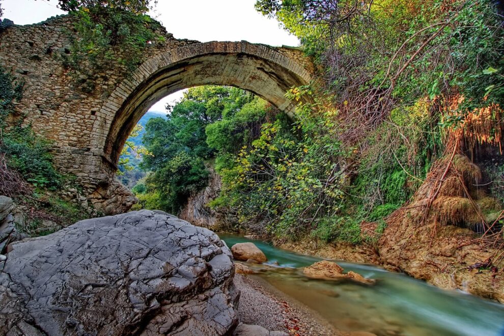 Στερεωτικές και αναστηλωτικές εργασίες στο γεφύρι της Νέδας