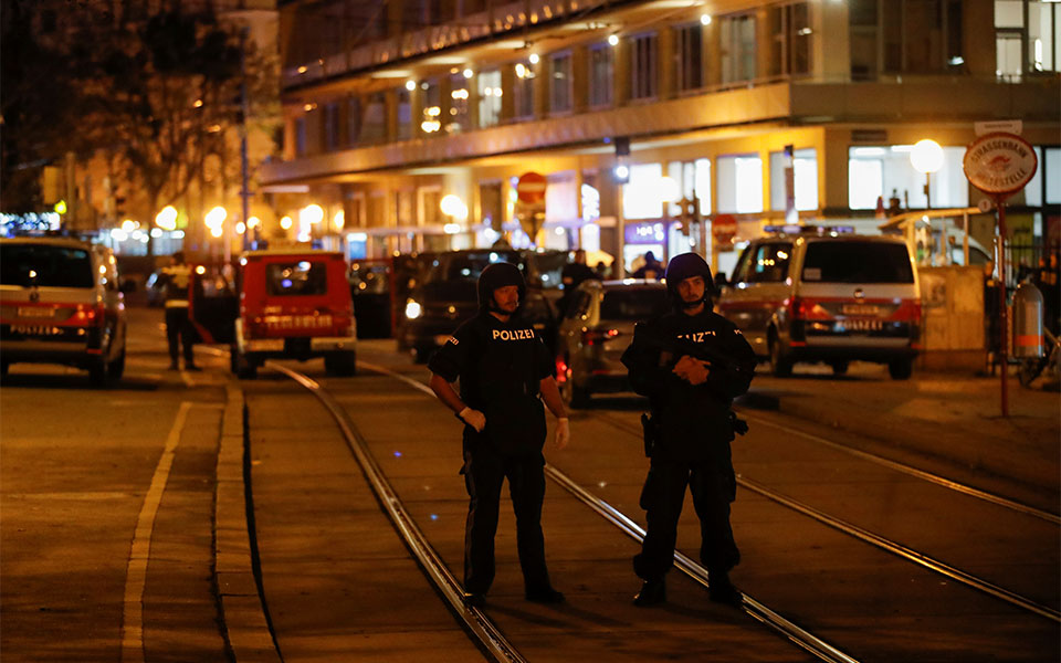 Βιέννη: «Ισλαμιστής τρομοκράτης» ένας από τους δράστες της επίθεσης – Τρεις πολίτες νεκροί