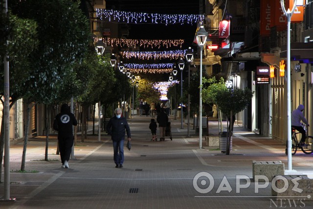 Η Καλαμάτα αντιστέκεται και φορά τα γιορτινά της