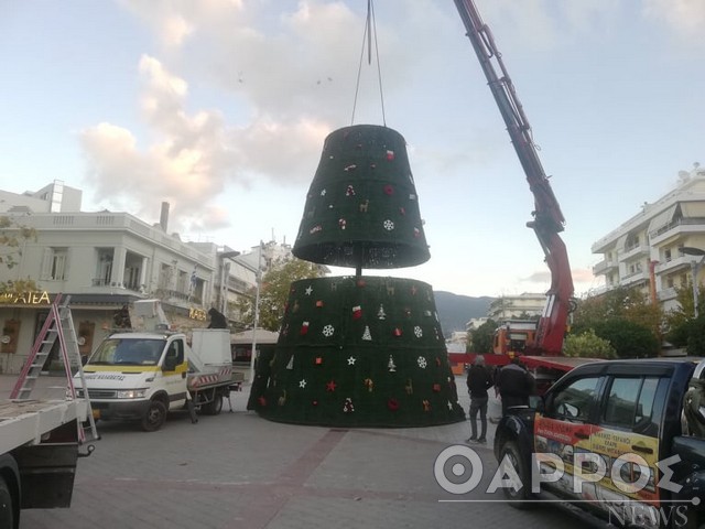 Καλαμάτα: Τοποθετήθηκε στην κεντρική πλατεία το χριστουγεννιάτικο δέντρο