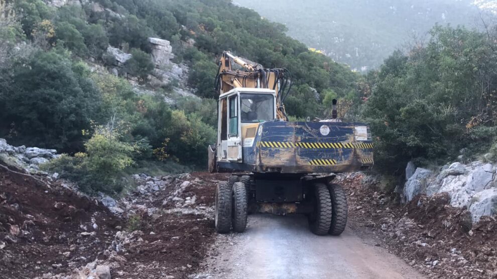 Σε εξέλιξη οι εργασίες για  τη βελτίωση της αγροτικής οδοποιίας στην Πολιανή – Ακολουθεί η Άμφεια