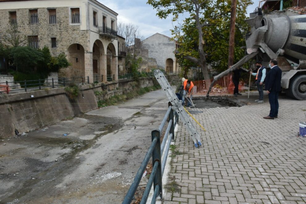 Εργασίες για την κατασκευή  πεζογέφυρας στο ρέμα Ξερίλα