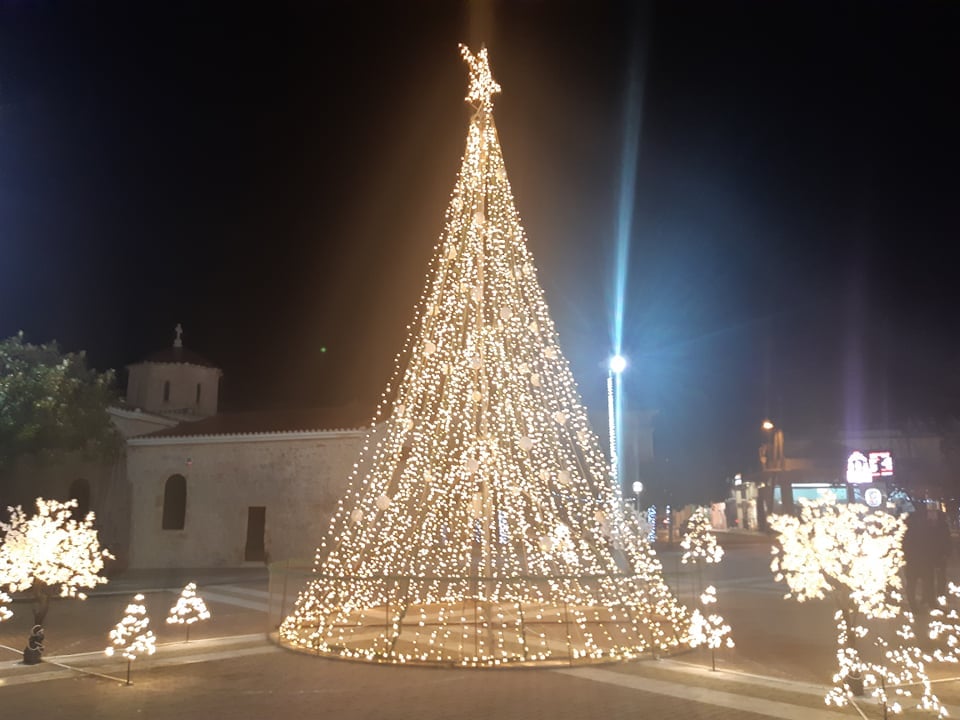 Φωταγωγήθηκε το χριστουγεννιάτικο δέντρο στην κεντρική πλατεία Γαργαλιάνων