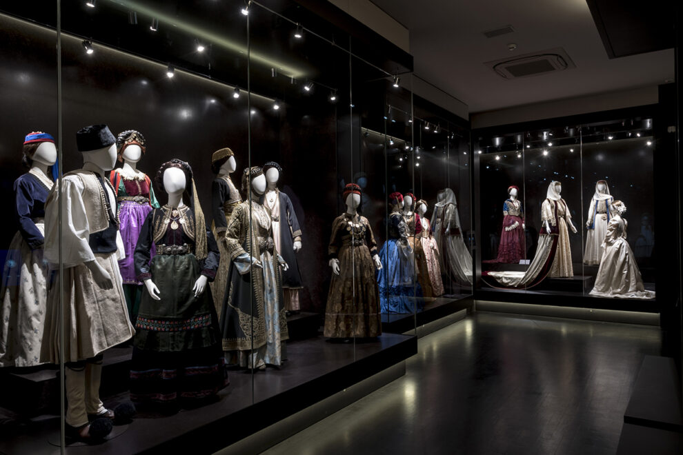 Από τον οίκο Dior στο Μουσείο Ελληνικών Ενδυμασιών στην Καλαμάτα – Μαζί τους η Μαρέβα Μητσοτάκη