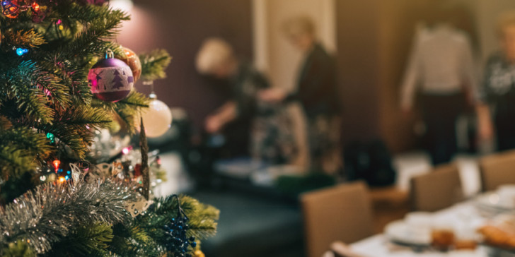 Πώς θα κάνουμε ρεβεγιόν Χριστούγεννα και Πρωτοχρονιά – Τι θα γίνει με τις εκκλησίες