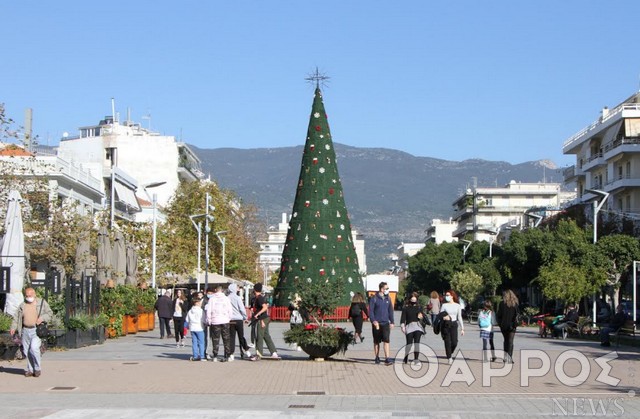 Καλαμάτα: Με κόσμο αλλά «βουβή» η φετινή παραμονή των Χριστουγέννων (φωτογραφίες)