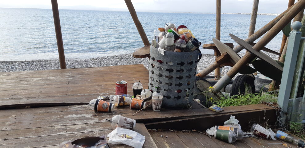 Το lockdown έφερε σκουπίδια  στις παραλίες από τους… «εκδρομείς»
