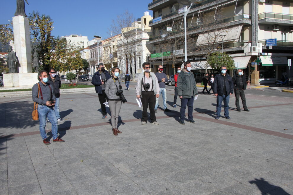 Σιωπηλή διαμαρτυρία των επαγγελματιών φωτογράφων στην πλατεία της Καλαμάτας