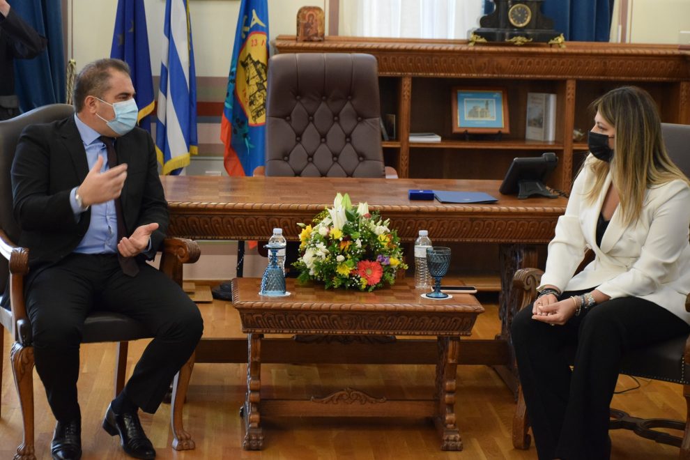 Εθιμοτυπική συνάντηση του  δημάρχου Καλαμάτας με την υφυπουργό Τουρισμού Σοφία Ζαχαράκη