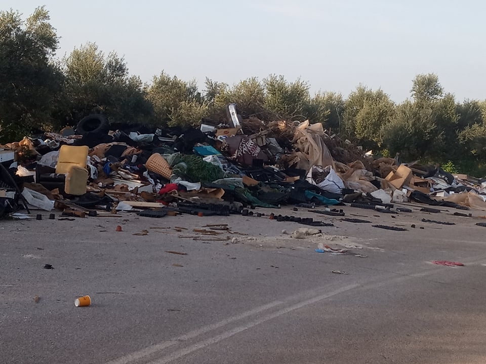 Σκουπίδια στο δρόμο και «πράσινα  Σημεία» πλαστικών αποβλήτων στο Στόμιο Φιλιατρών