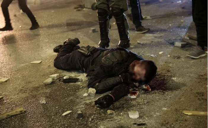 Σοβαρά επεισόδια στη Νέα Σμύρνη -Τραυματίας αστυνομικός