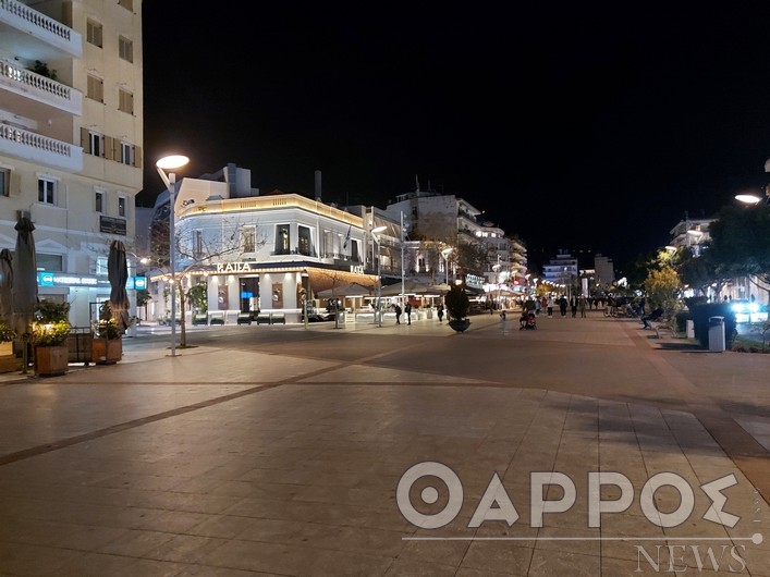 Καλαμάτα: Οι καφετέριες της κεντρικής πλατείας φωταγωγήθηκαν ξανά