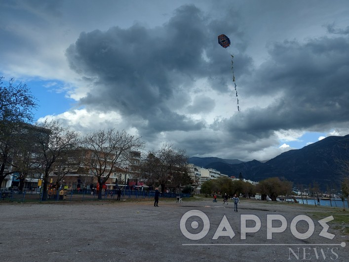 Με άστατο καιρό και ελάχιστους χαρταετούς η Καθαρά Δευτέρα στην Καλαμάτα